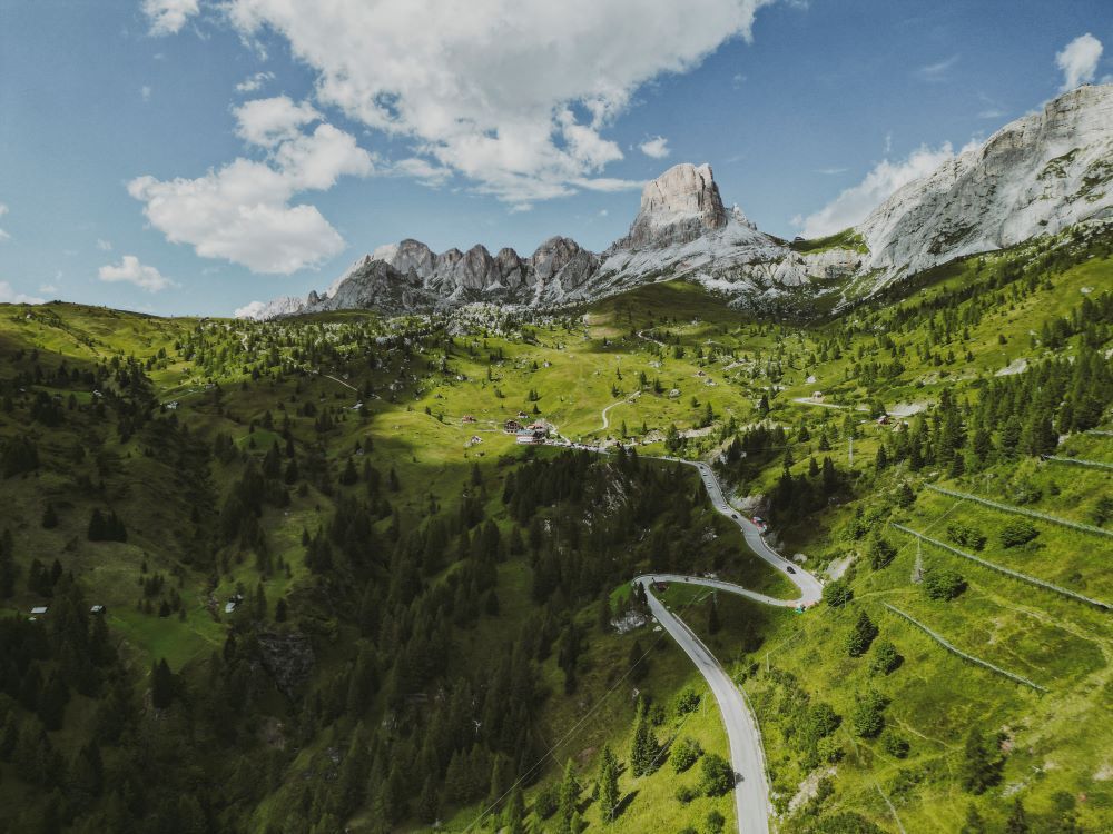 vistas con dron a la montaña en dolomitas